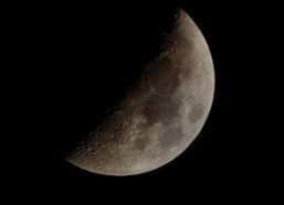 半个月亮,半个月亮下的诗意时光